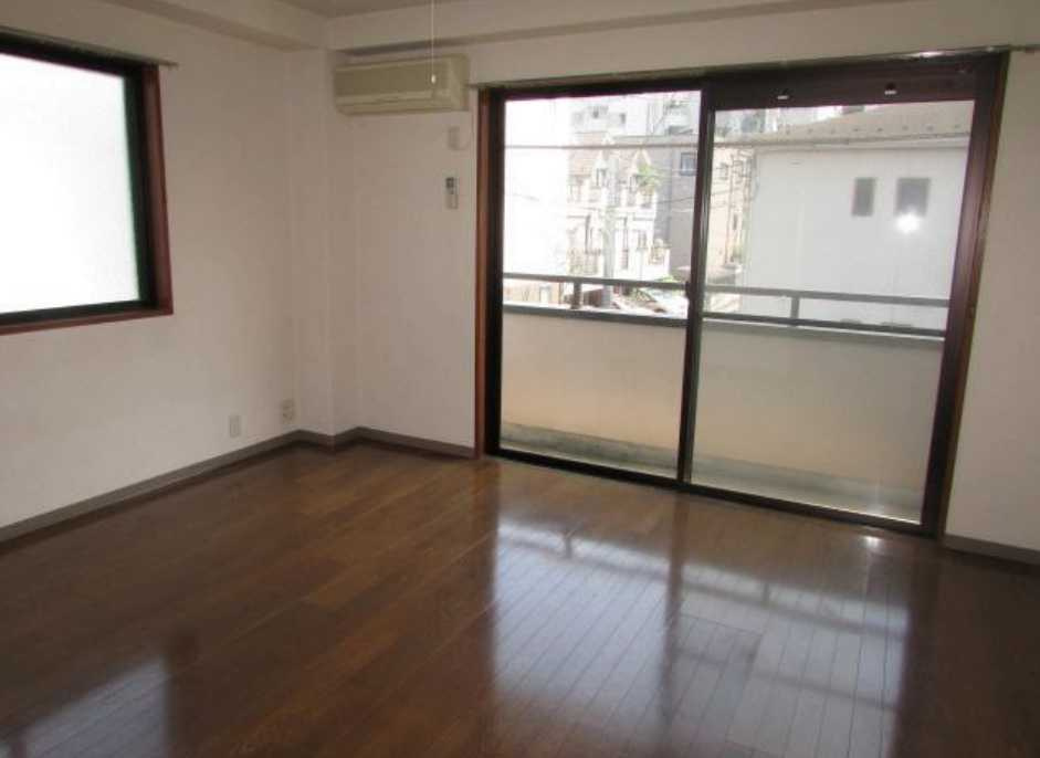 セントウェル　バストイレ別　最上階　南東角部屋の居間・リビング