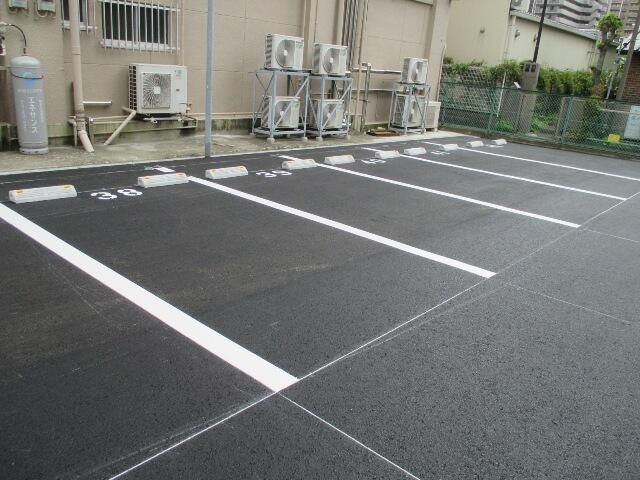ＡＴＴビルの駐車場