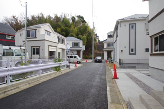 【前面道路含む現地写真】