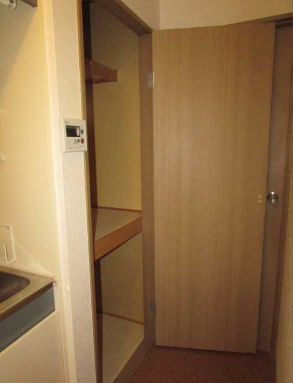 ベイシェス三軒茶屋　駅徒歩２分　女性限定　最上階の収納