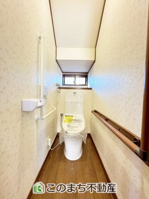 【トイレ】 | 宇都宮市西川田1丁目デザイン再生住宅 | 小窓から換気ができて清潔なトイレスペース☆温水洗浄便座搭載です！
