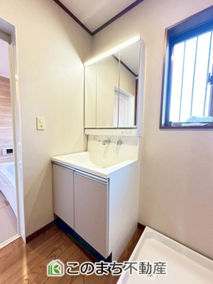 【独立洗面台】 | 宇都宮市西川田1丁目デザイン再生住宅 | 収納豊富な3面鏡の洗面台にはハンドシャワー完備です
