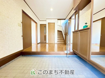 【玄関】 | 宇都宮市西川田1丁目デザイン再生住宅 | 広々とした玄関スペース♪たくさんの靴を収納できる下駄箱もございます。
