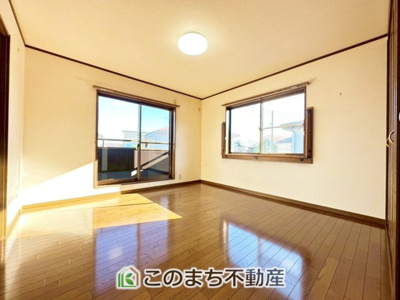 【洋室】 | 宇都宮市西川田1丁目デザイン再生住宅 | 柔らかい陽光が差し込む明るいお部屋を演出する設計。彩光の取れる窓が気持ちの良いお部屋を創り上げます。
