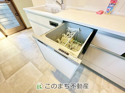 【設備】 | 宇都宮市西川田1丁目デザイン再生住宅 | あったらいいなの代表的な設備である食洗機。ビルトイン型で、おさまりもよく、使い勝手も良好です。料理をするのは好きだけど、後片付けは苦手な方に重宝します。洗う手間がないので、時間を有効に使えますね。
