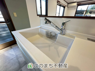 【設備】 | 宇都宮市西川田1丁目デザイン再生住宅 | ビルトイン型浄水器を内蔵したキッチン水栓。お米を研いだり、野菜を洗ったりするときなど用途に応じてワンタッチで浄水に切り替えが可能です。カートリッジ式なので、フィルターを簡単に交換する事が出来ます。
