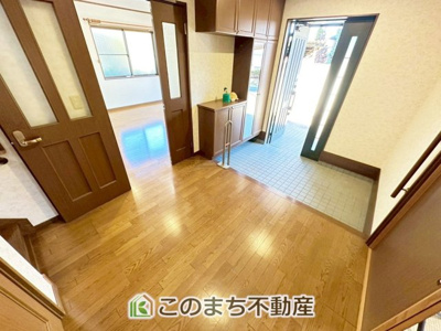 【玄関】 | 宇都宮市西川田1丁目デザイン再生住宅 | 広くて明るい玄関。散らかりがちな玄関もシューズＢＯＸでスッキリ収納！
