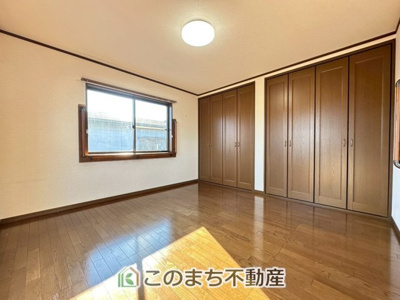 【洋室】 | 宇都宮市西川田1丁目デザイン再生住宅 | 採光も確保されたお部屋です。大きいベッドを置いても余裕のあるゆとり空間。

