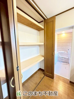 【洗面所】 | 宇都宮市西川田1丁目デザイン再生住宅 | サニタリースペースには大きな収納棚もございますので、タオルや下着などが収納出来て便利ですね♪
