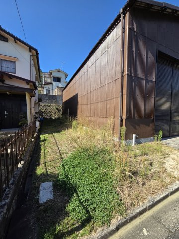 勝木倉庫の駐車場|縦列駐車となりますが、２～３台駐車可能です