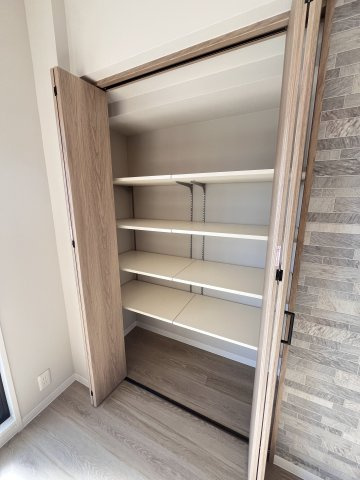 大阪市城東区鴫野西４丁目の賃貸マンションの収納