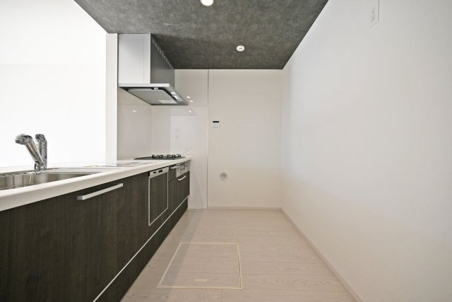 宝塚市末成町新築一戸建て│4LDK+駐車2台可（制限有）のキッチン|キッチンスペースはカップボードを置いてユニットの収納庫を開いても十分作業できる幅を設けました。