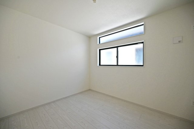 宝塚市末成町新築一戸建て│4LDK+駐車2台可（制限有）の洋室|-洋室5.2帖(2F)-
子ども部屋に適した広さがあり、学習机やベッドもゆったりとレイアウトできます。