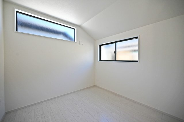 宝塚市末成町新築一戸建て│4LDK+駐車2台可（制限有）の洋室|-洋室4.5帖(2F)-
2面採光・通風の窓配置で、風が心地よく抜けるお部屋です。