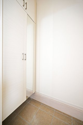 宝塚市末成町新築一戸建て│4LDK+駐車2台可（制限有）の玄関|シューズボックス、シューズクローゼットを配置した収納豊富な玄関です。
