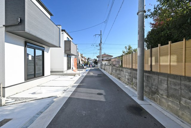 宝塚市末成町新築一戸建て│4LDK+駐車2台可（制限有）の前面道路含む現地写真|前面道路幅は南側に約4.3ｍ幅です。