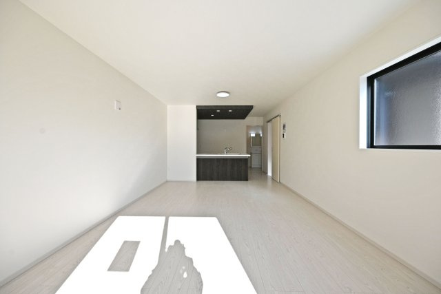 宝塚市末成町新築一戸建て│4LDK+駐車2台可（制限有）の居間・リビング|1階LDKをリビング側から正面に撮影した内観写真です。ナチュラルテイストな内装はどんな家具も合わせやすく、お好みのインテリアコーディネートをお楽しみいただけます。