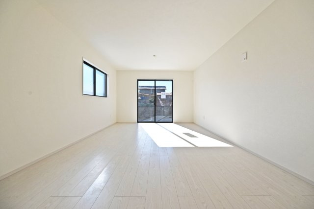 宝塚市末成町新築一戸建て│4LDK+駐車2台可（制限有）の居間・リビング|1階LDKをキッチン側から正面に撮影した内観写真です。奥行きがある縦長リビングなので、収納や家具の配置、インテリアコーディネートがしやすいです。