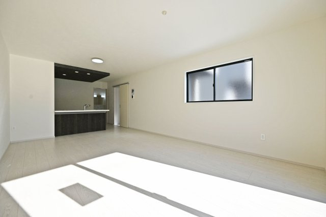 宝塚市末成町新築一戸建て│4LDK+駐車2台可（制限有）の居間・リビング|LDKは18帖でダイニングテーブルやソファーを設置しても十分な広さとなっております！ 折り下げ天井が採用されたLDKがとても華やかな空間となっております。