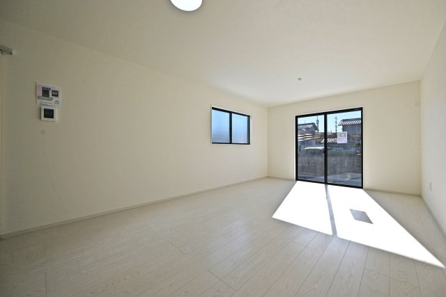 宝塚市末成町新築一戸建て│4LDK+駐車2台可（制限有）の居間・リビング|ダイニングは「誰かが座っても通行の邪魔にならない」ストレスフリーの広さを確保。キッチンからの配膳効率も良いのが魅力です。