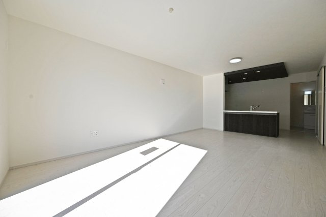 宝塚市末成町新築一戸建て│4LDK+駐車2台可（制限有）の居間・リビング|対面式キッチンで家族同士のつながりを感じやすい設計を基調としています。キッチンに折下天井を設けるなどデザイン性を向上させた内観に仕上がりました。