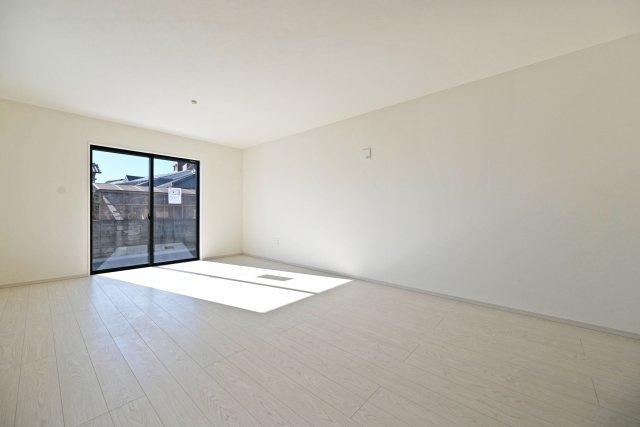宝塚市末成町新築一戸建て│4LDK+駐車2台可（制限有）の居間・リビング|リビングダイニングが長方形に近い設計で、一体的に活用できるため、食事の時以外にもダイニングテーブルで寛ぎながらご家族やご友人方とのお時間を過ごすことが出来ます。