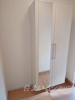 エテルノガーデン亀山の玄関|ミラー付き大型シューズボックス