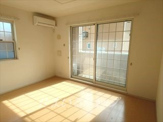 エテルノガーデン亀山の居間・リビング|明るい角部屋