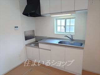 エテルノガーデン亀山のキッチン|浄水器一体型シャワー水栓・窓あり