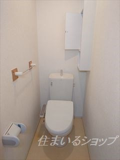 エテルノガーデン亀山のトイレ|シャワートイレ・収納あり