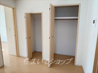 エテルノガーデン亀山の玄関|ミラー付き大型シューズボックス