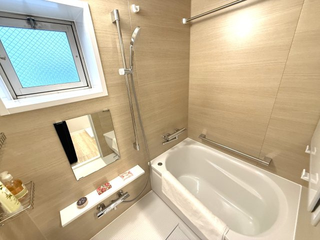 中山手セントポリアの浴室|きれいなお風呂です
浴室乾燥機付です
窓もあります