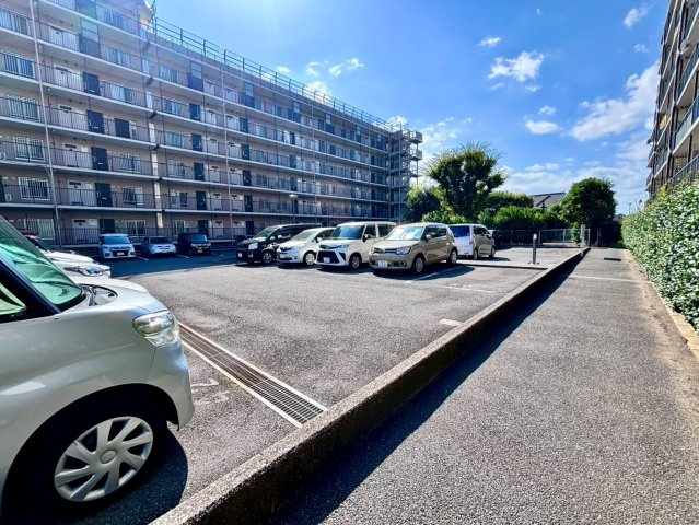 ローズハイツ野田愛宕　B棟の駐車場