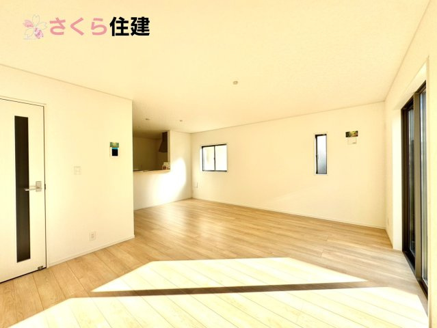 グレードルガーデン小山市間々田第10　１棟の居間・リビング|18.8帖LDKはキッチンで家事をしながらでもお子様に一対一で向き合える時間が作れます！！
