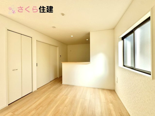 グレードルガーデン小山市間々田第10　１棟のキッチン|対面式システムキッチン。リビングを見渡せるキッチンで家族の様子をうかがいながら料理がはかどりそう！