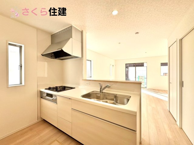 グレードルガーデン小山市間々田第10　１棟のキッチン|お子様と並んで料理をしても余裕のゆとりのキッチン。お子様と一緒に料理も叶いますよ♪
		