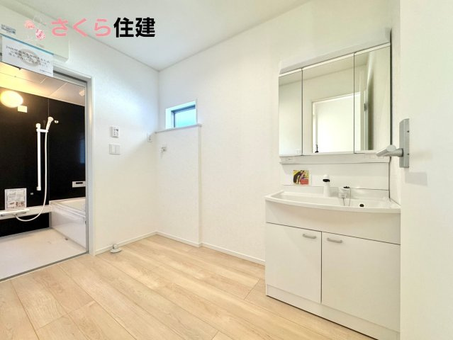 グレードルガーデン小山市間々田第10　１棟の独立洗面台|ゆとりある広さの洗面所。両サイド収納の洗面台で、二人ならんで同時の身支度もスムーズです。