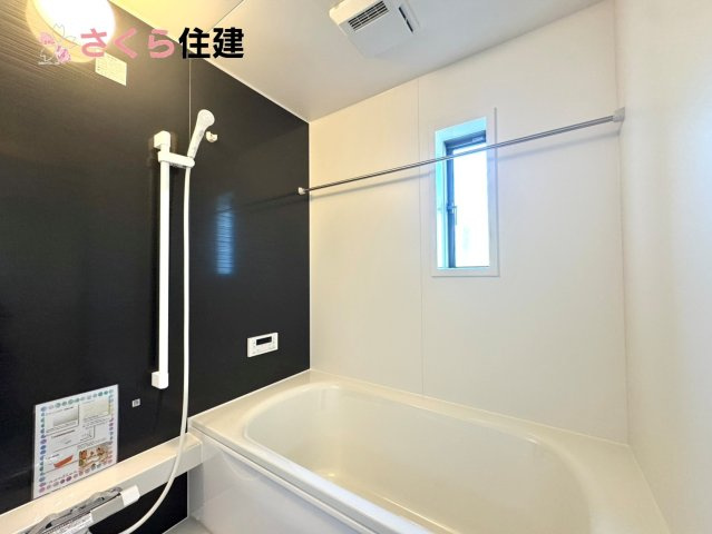 グレードルガーデン小山市間々田第10　１棟の浴室|梅雨の時期は大活躍の浴室乾燥機！家族の数だけ増える洗濯物もしっかり乾かせます。
