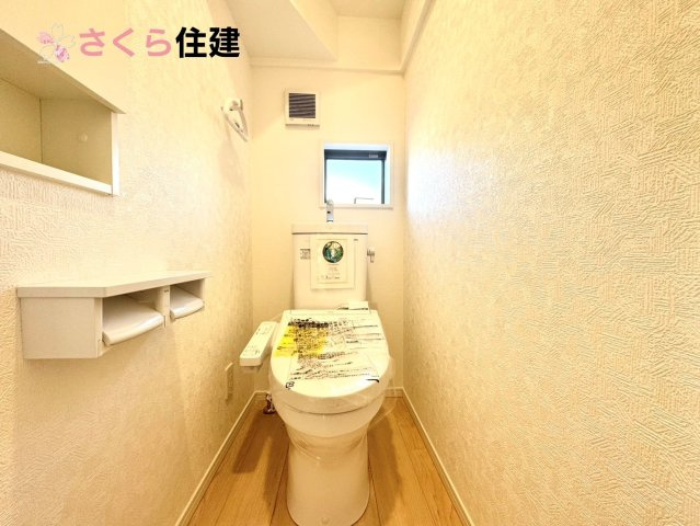 グレードルガーデン小山市間々田第10　１棟のトイレ|トイレは各階完備。夜、トイレに起きても、2階の寝室から1階のトイレに降りる必要はありません。