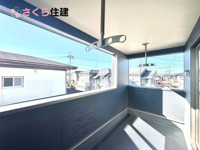 グレードルガーデン小山市間々田第10　１棟のバルコニー|急な雨でも安心なインナーバルコニー♪家族全員分の布団もゆったり並べられるます♪
