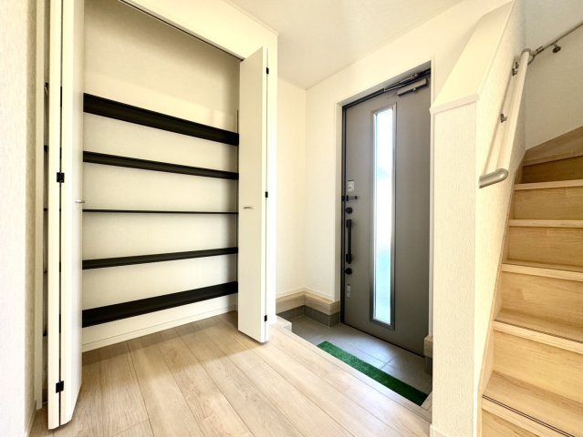 グレードルガーデン小山市間々田第10　１棟の収納|玄関がいつも片づく大型シューズボックス。お子様の靴のサイズが大きくなっていっても安心の広々スペース！