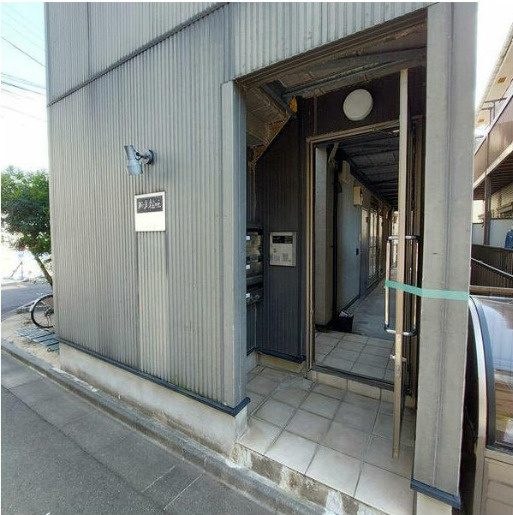 フローラ松が丘のエントランス