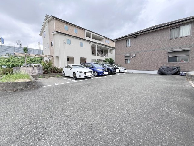 グリーンフォーレスト伊丹 C棟の駐車場|駐車場です