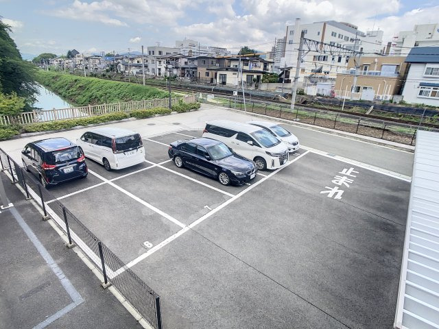 レ・アール城南の駐車場