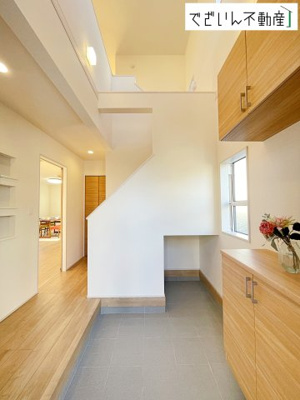 【玄関】 | blooming garden行田市持田4丁目　新築住宅 | 玄関吹き抜けで開放感あり◎ゆとりのある空間が来客者をもてなします。
現地(2025年12月撮影)