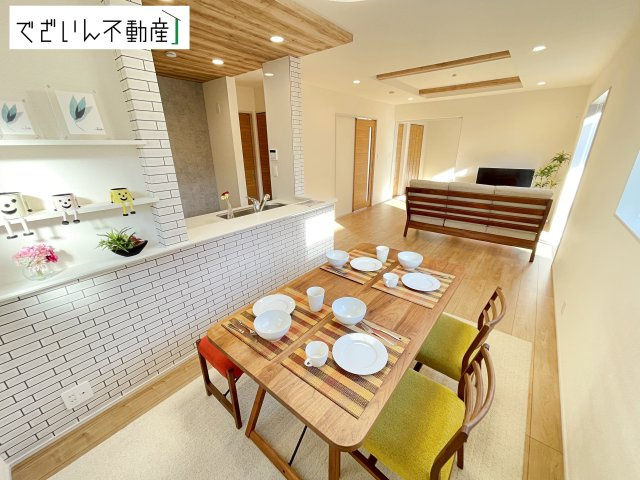 【居間・リビング】 | blooming garden行田市持田4丁目　新築住宅 | 広がるやすらぎのプライベート空間。大きい窓から射しこむ眩い光が、広々としたリビング空間を鮮やかに映し出します。
現地(2025年12月撮影)