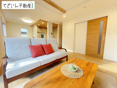 【居間・リビング】 | blooming garden行田市持田4丁目　新築住宅 | 広がるやすらぎのプライベート空間。大きい窓から射しこむ眩い光が、広々としたリビング空間を鮮やかに映し出します。
現地(2025年12月撮影)