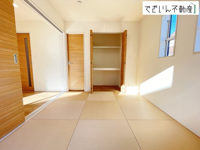 【和室】 | blooming garden行田市持田4丁目　新築住宅 | お子様の遊び場スペース、お昼寝スペースとしても活用できるリビングと続き間の和室です。
現地(2025年12月撮影)