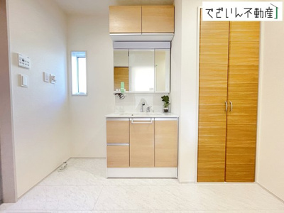 【独立洗面台】 | blooming garden行田市持田4丁目　新築住宅 | 収納力が自慢の三面鏡の洗面化粧台。洗面脱衣室には可動棚があり、タオルや着替えなどを収納できます。
現地(2025年12月撮影)