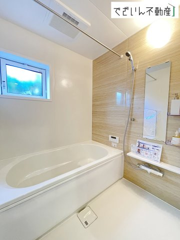 【浴室】 | blooming garden行田市持田4丁目　新築住宅 | 上質が感じられるカラーリングで、清潔な空間美を実現。一日の疲れが癒される優雅なバスタイムを堪能できるゆとりあるバスルームです。
現地(2025年12月撮影)